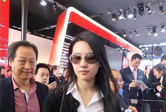 成也干爹,败也干爹!刘亦菲和陈金飞聚餐被拍,疯狂撒娇捂嘴笑