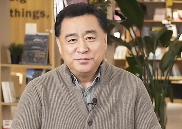张宏民:央视工作32年零绯闻,一生不婚不育,退休后被富婆逼婚