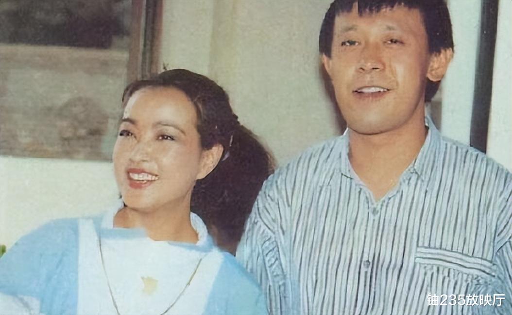 74岁刘晓庆现身国外，和小鲜肉共进晚餐乐开花，网友：不愧是庆奶