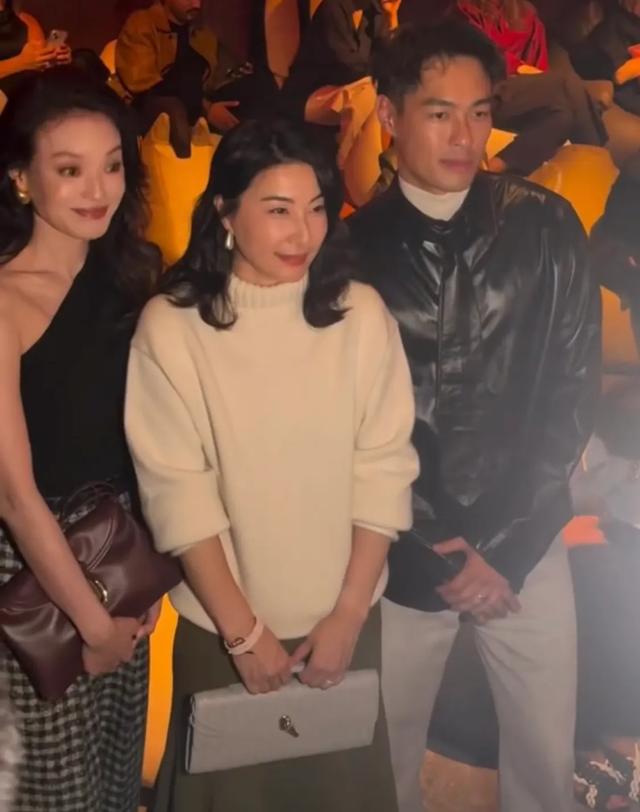 郭晶晶烫了卷发看秀,舒淇穿红色尖头鞋很娇俏,杨紫琼也来看秀!