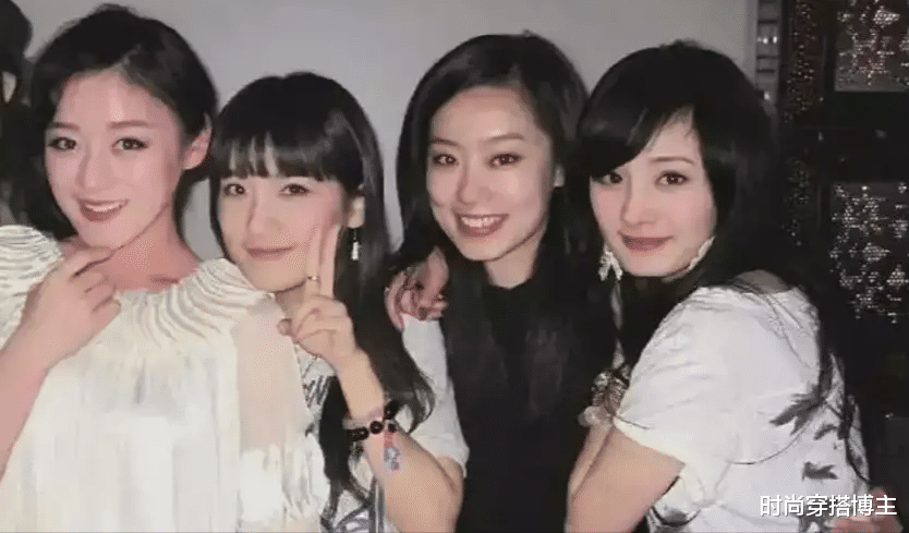 杨幂担任北电考试老师,学生夸她脸小腿超细,小动作暴露了细节