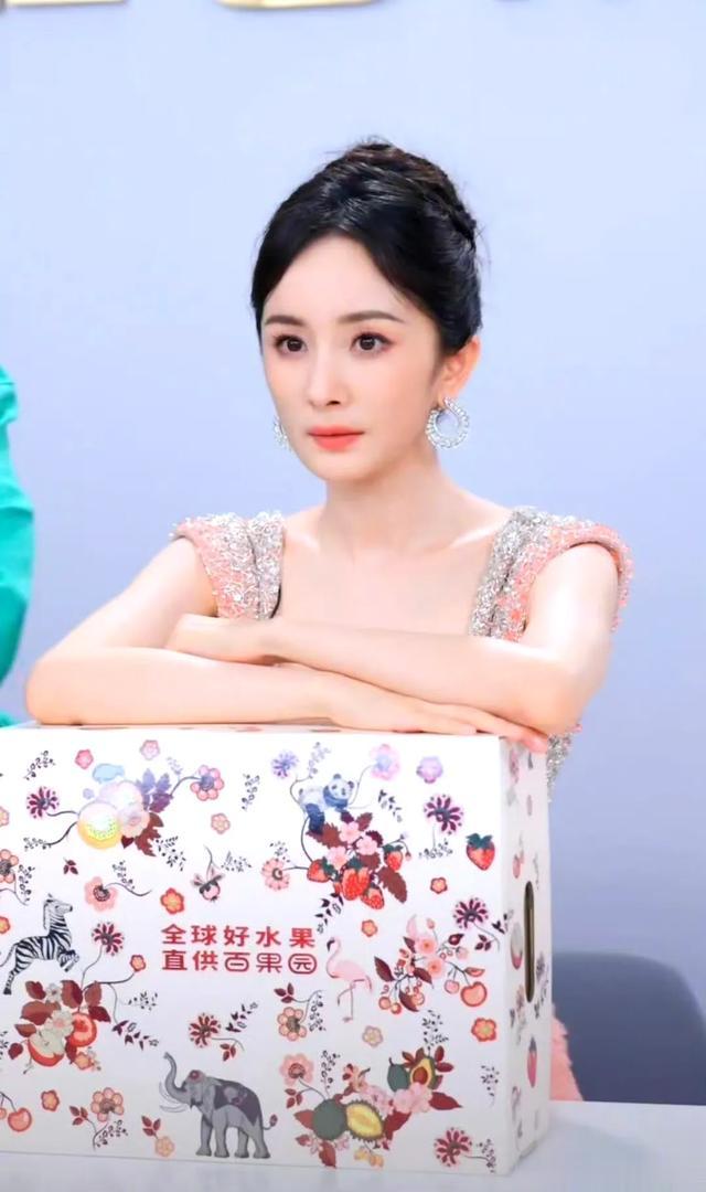 《震惊！38岁杨幂与男友人甜蜜依偎，全网惊艳，错过等不及！》