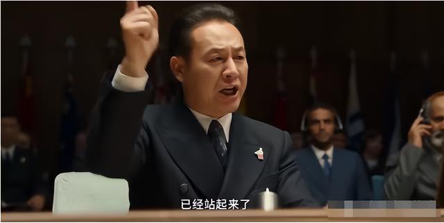 葛优餐桌上抽雪茄，听陈凯歌讲历史快要睡着了，无人动筷子太扫兴