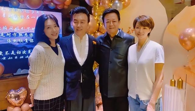 万万没想到！富豪密春雷争议刚过仅两年，董卿就以“新姿态”出现