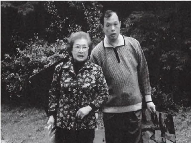 老艺术家秦怡病逝，年幼时一人养活全家，86岁将全部积蓄捐给灾区