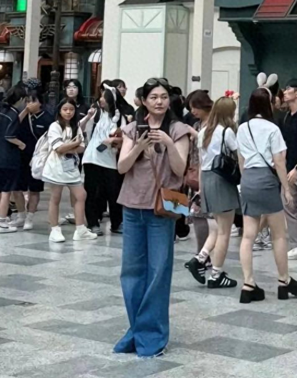 越闹越大!小S二女儿重庆广告牌连夜被撤,市民打爆投诉电话