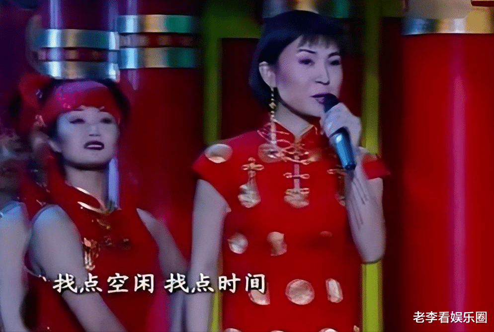 事实证明，55岁的陈红越活越精致，身材曲线令人刮目相看