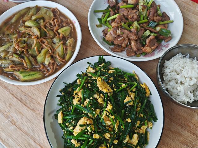 小县城四口之家晚饭，四个菜不到20块钱，有荤有素，网友：真贤惠