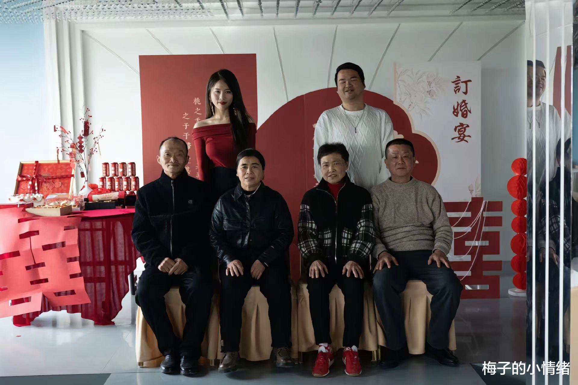 山东高颜值女孩订婚，未婚夫大叔长相惹争议，网友：耳环说明实力