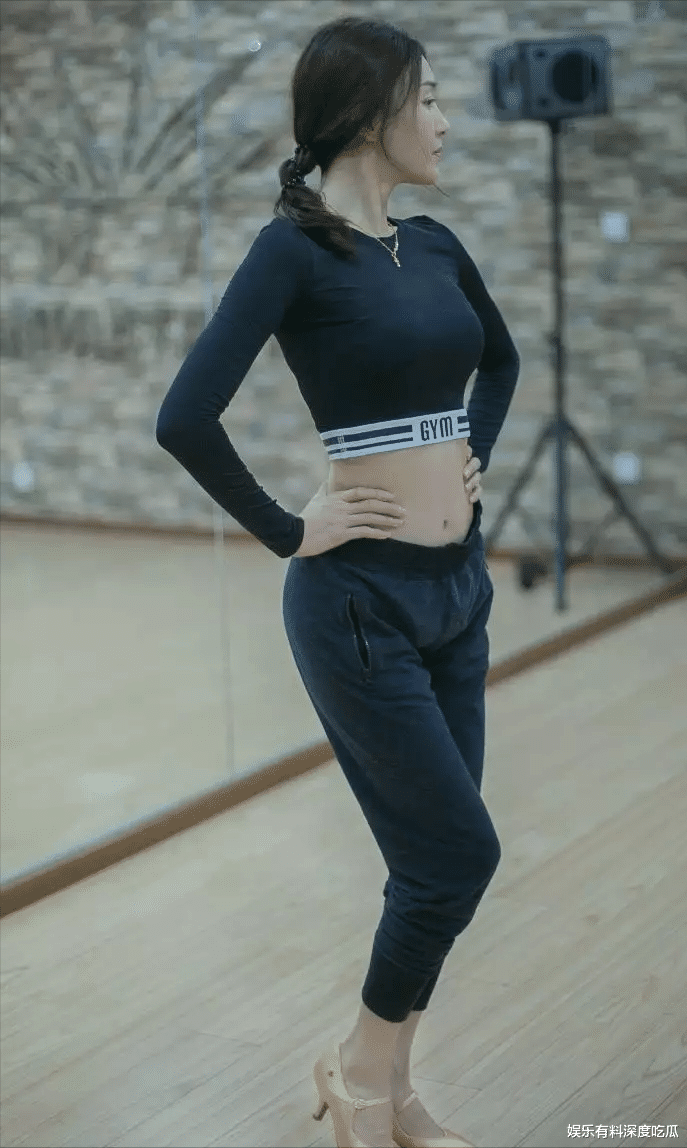 45岁秦岚凹凸身材尽显“蚂蚁腰”,网友:果真“岁月从不败美人”