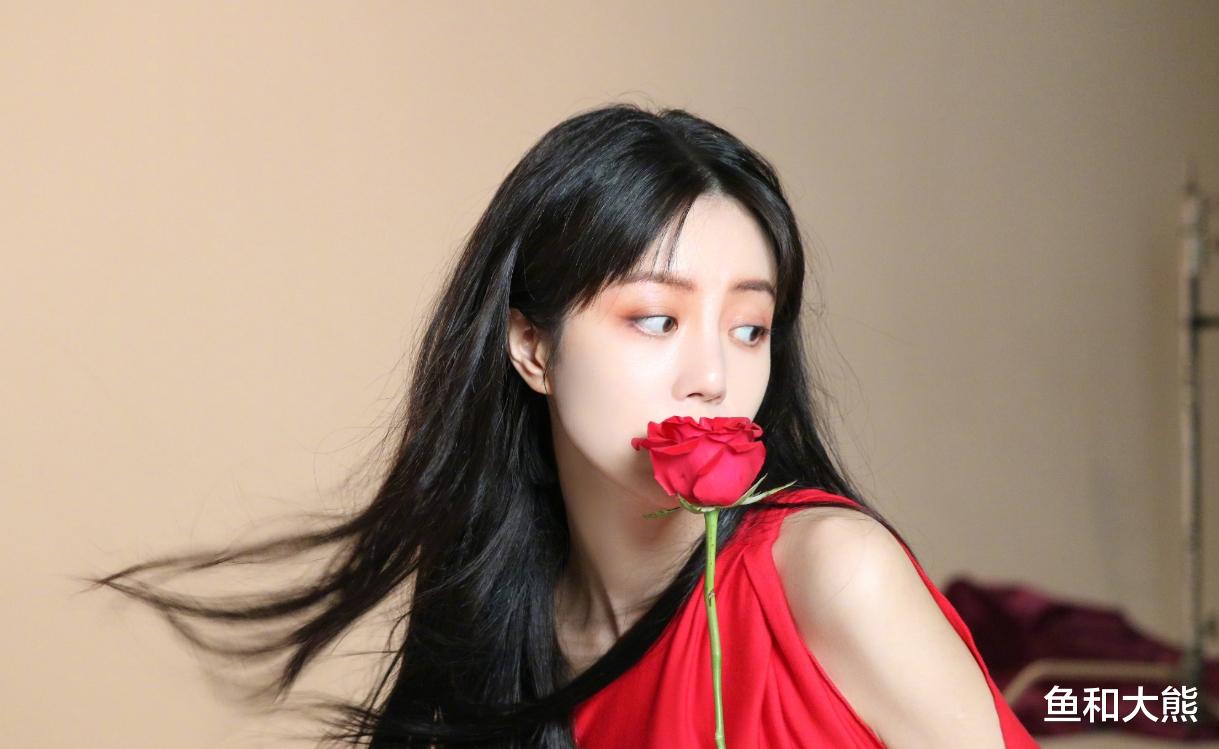 35岁李溪芮恋上小10岁男星，男方上过《创造营》，眼光远不如金婧