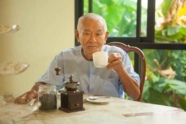 单位正职退二线旅游，新领导让他回来上班打卡，被举报免职后！