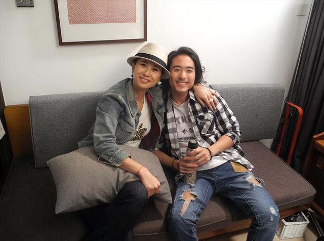 叶倩文晒林子祥孙女正面照，丁克多年的她兴奋激动，急于与人分享