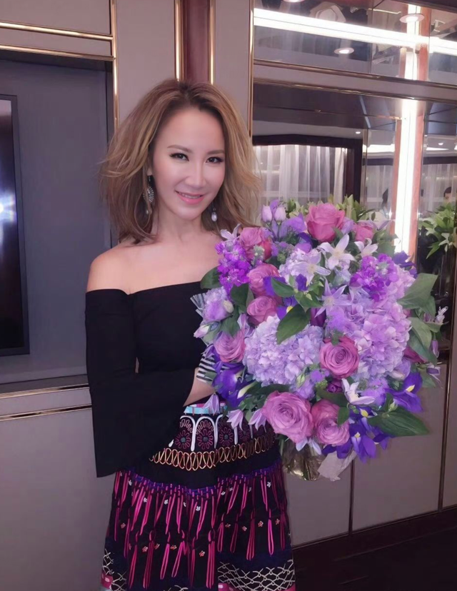 李玟50岁冥诞引泪目，母亲情绪激动二姐哽咽致辞，遗作正式上线