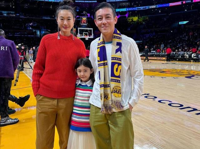 陈冠希晒女儿滑冰照片,遗传爸爸外貌和妈妈身材,笑起来好治愈