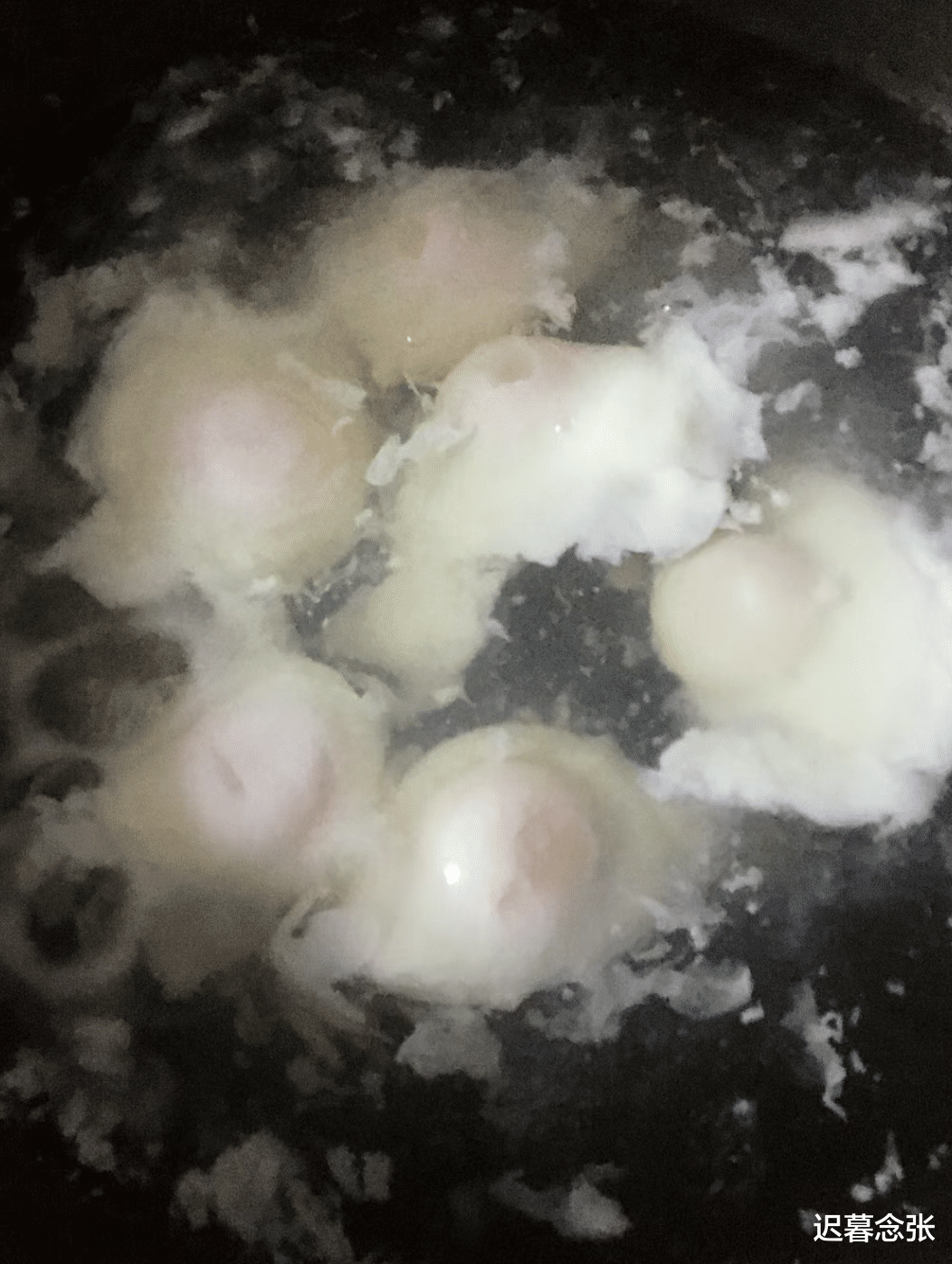 煮荷包蛋，开水下锅就毁了，教你2招，圆润完整，无白沫也不散花