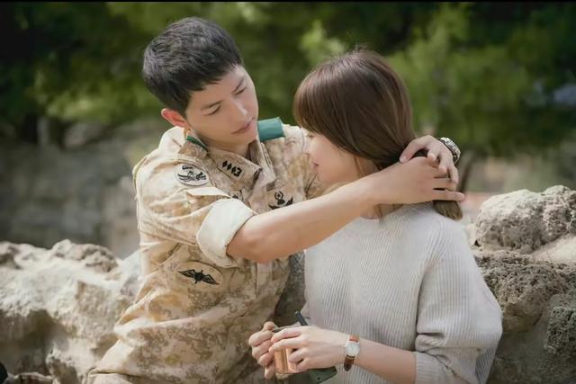 离婚多年宋慧乔与宋仲基在百想艺术大赏再度同框，再现双宋夫妇