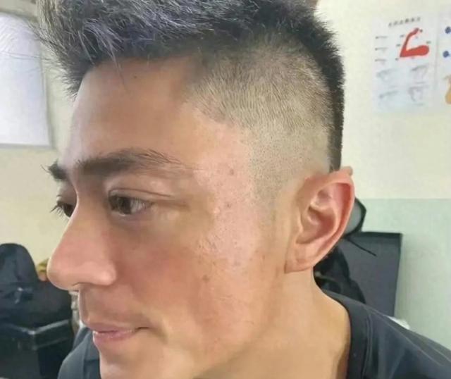 霍建华大概是最真实的明星吧，只要不拍戏就是素颜