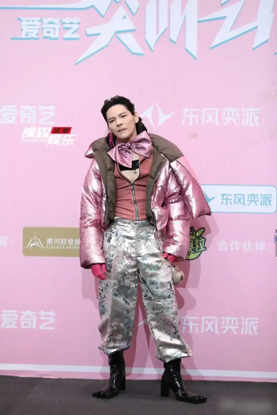 笑不活了!向佐卖货直播间被封,网友:连官方都看不下去这打扮了