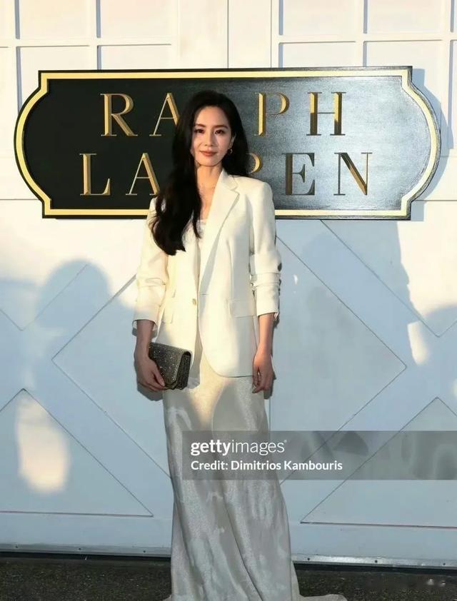 朱珠这次杀疯了,美得跟刘诗诗不相上下,韩国神颜郑秀晶沦为陪衬