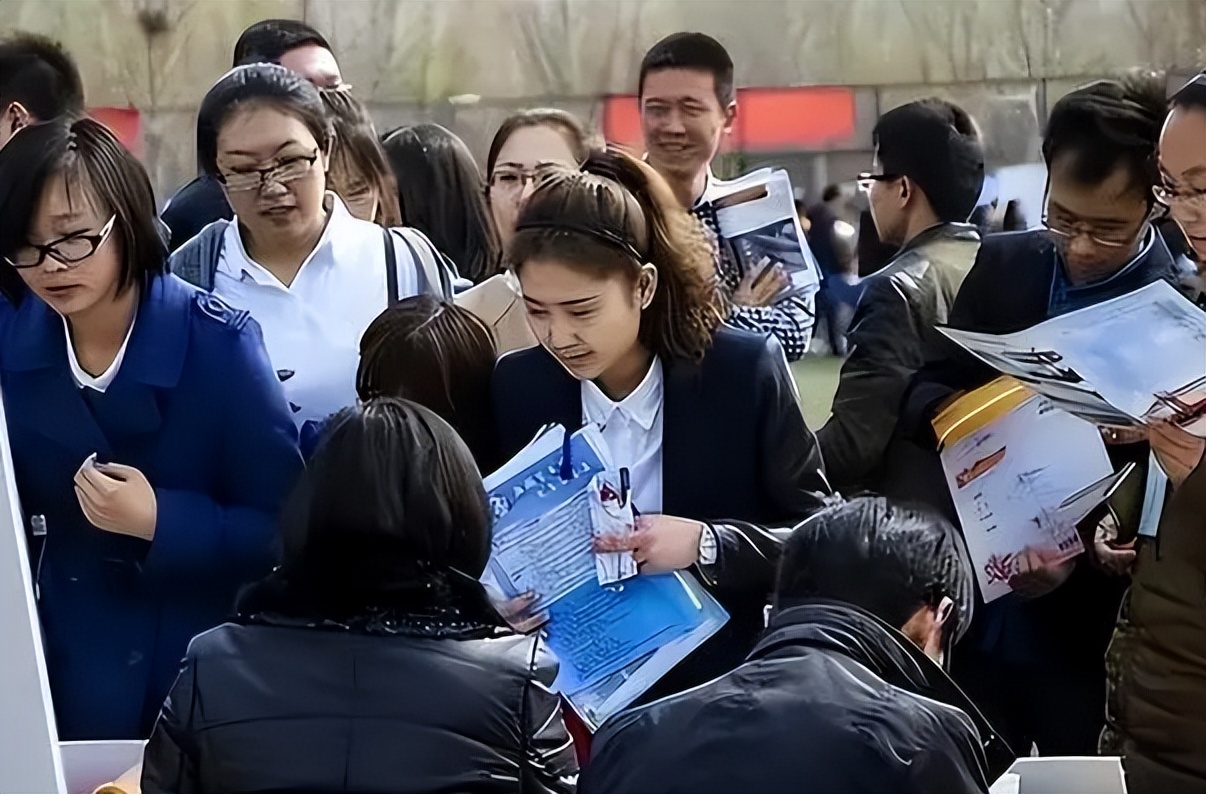 毕业生别“死盯着”公务员，12个企业不输铁饭碗，网友直呼心动了