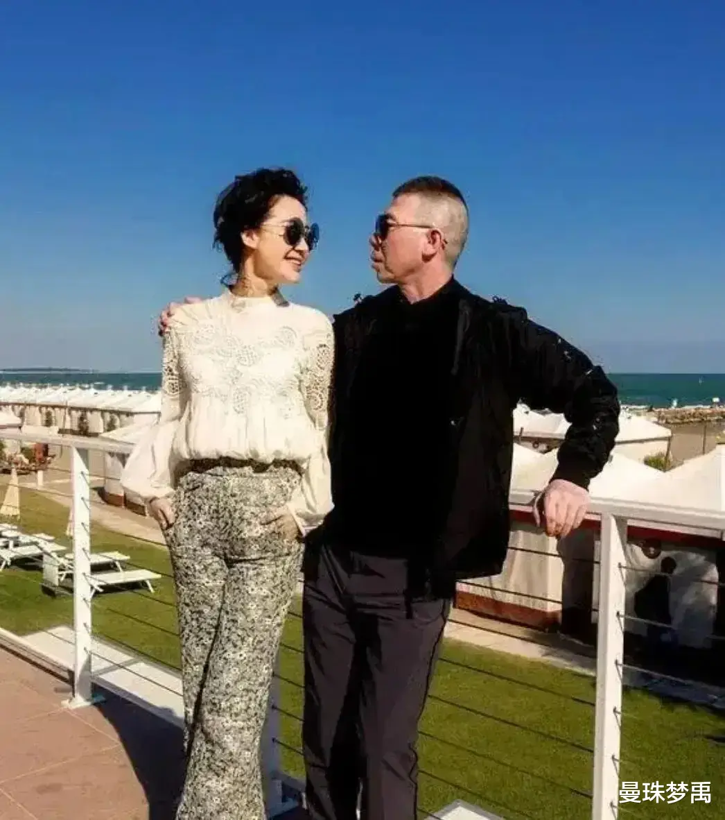 许晴和冯小刚合体照罕见流出，穿蕾丝上衣差点“撑爆”，冯小刚一脸得意很享受