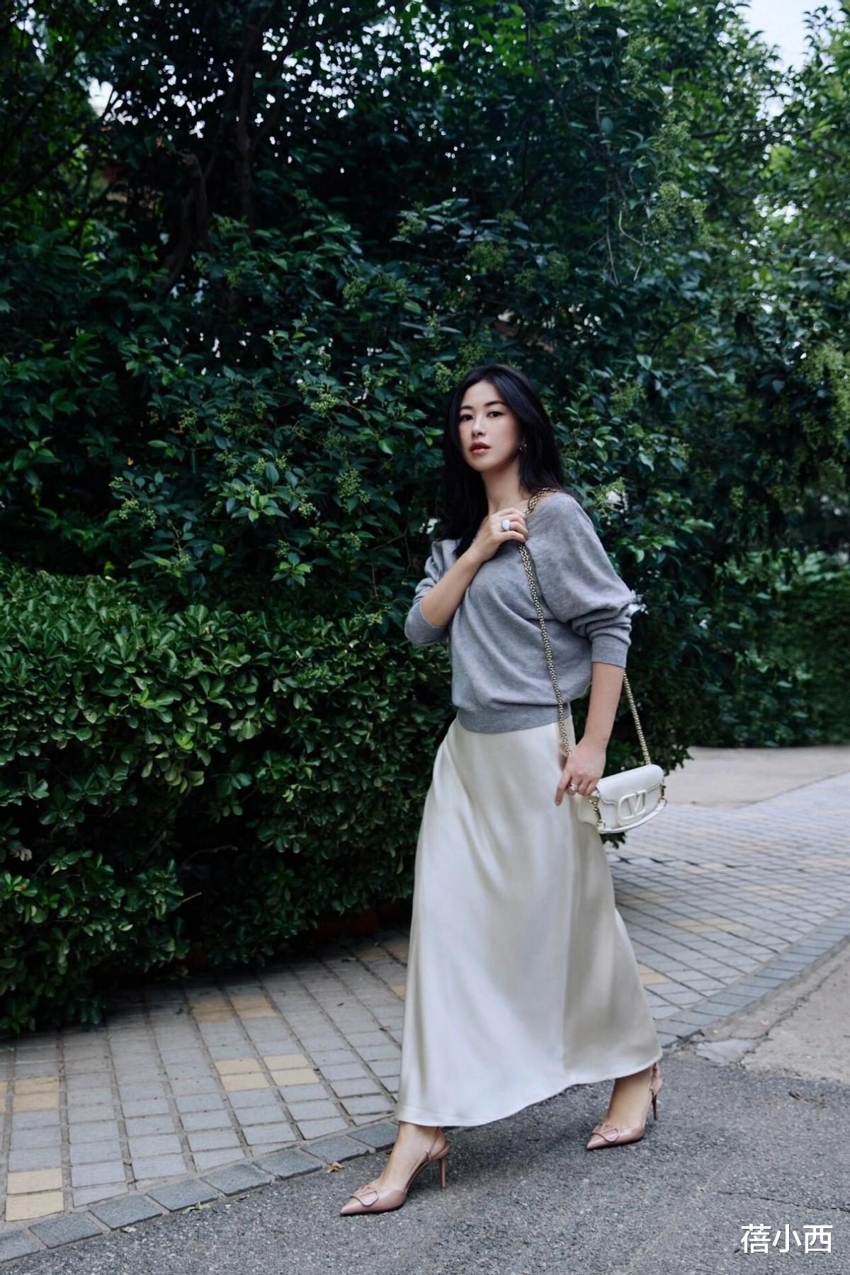 朱珠带火了一种高级色穿法:灰色针织衫+白色半身裙,时髦又洋气
