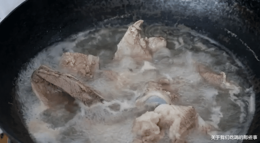 炖骨头汤时，牢记只用2种调料，骨汤浓白鲜香无腥味，3碗不够喝