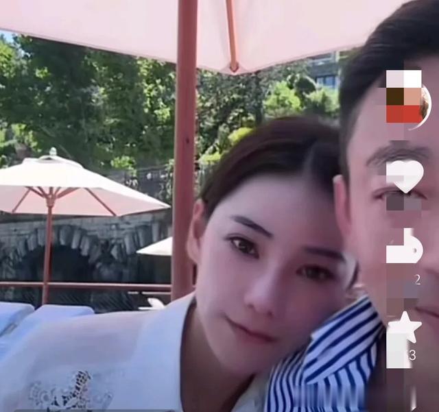 汪小菲夫妇直播,小菲夸小梅靓,美颜功能突然掉了,评论区好热闹