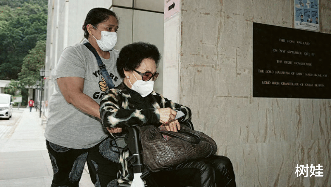 林百欣三房太太罕见露脸，86岁头发全黑不显老，坐轮椅仍打扮贵气