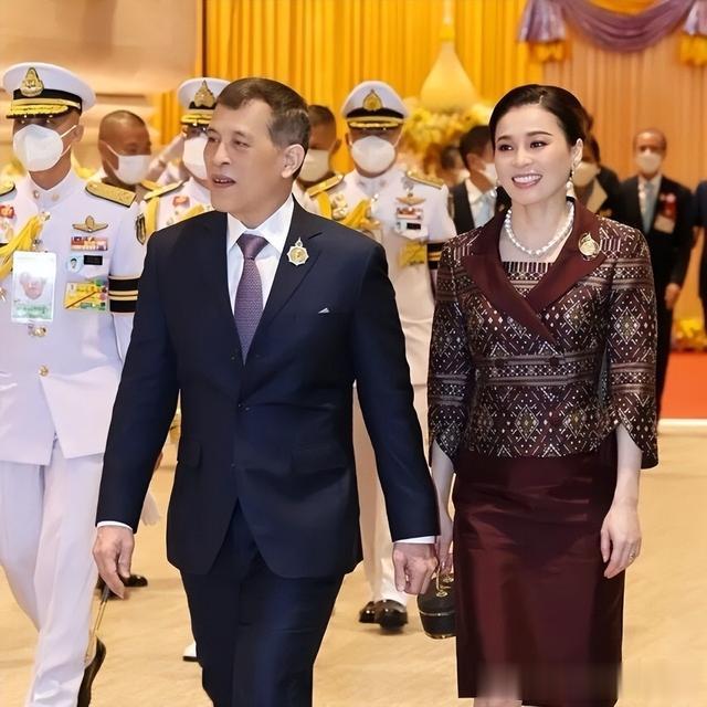 泰版甄嬛传升级!苏提达王后再次落单,一身黑衣独自出席国际晚宴