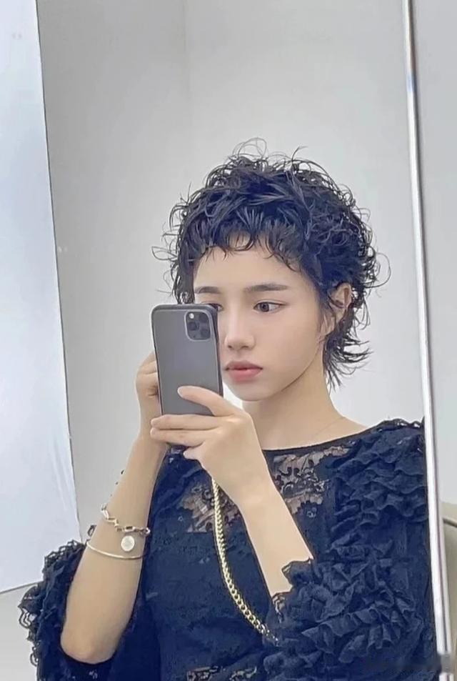 迷人的港风超短烫