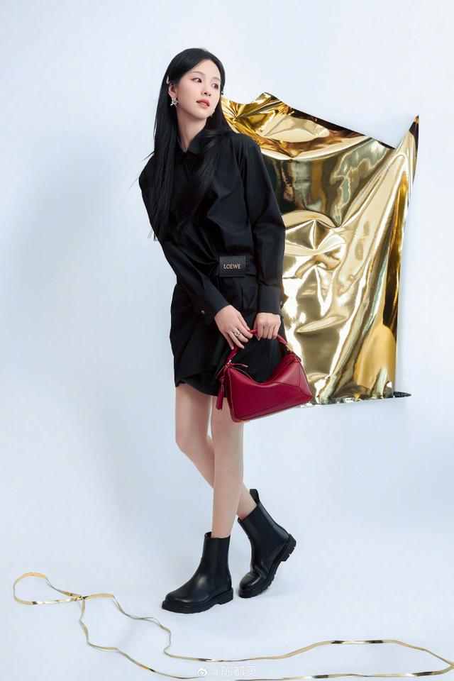 陈都灵可盐可甜，下衣失踪秀美腿，网友：美貌与身材并存！