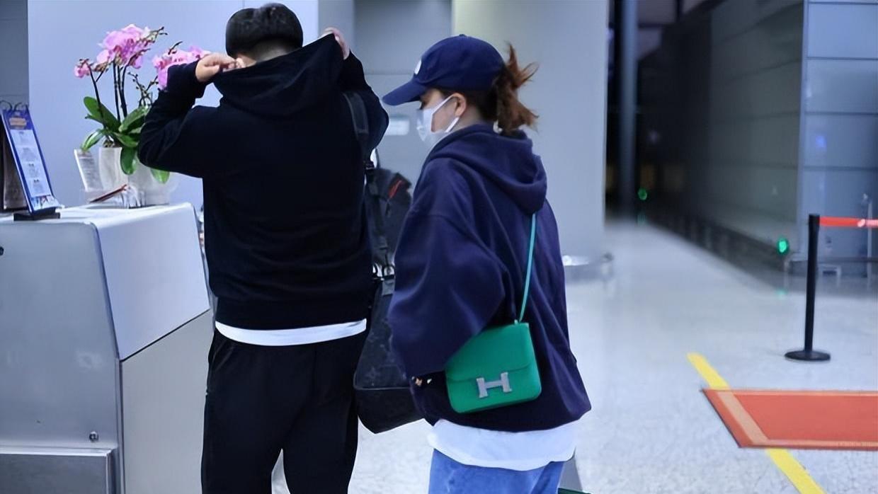 阚清子机场同框富豪老公，恩爱秀一脸！