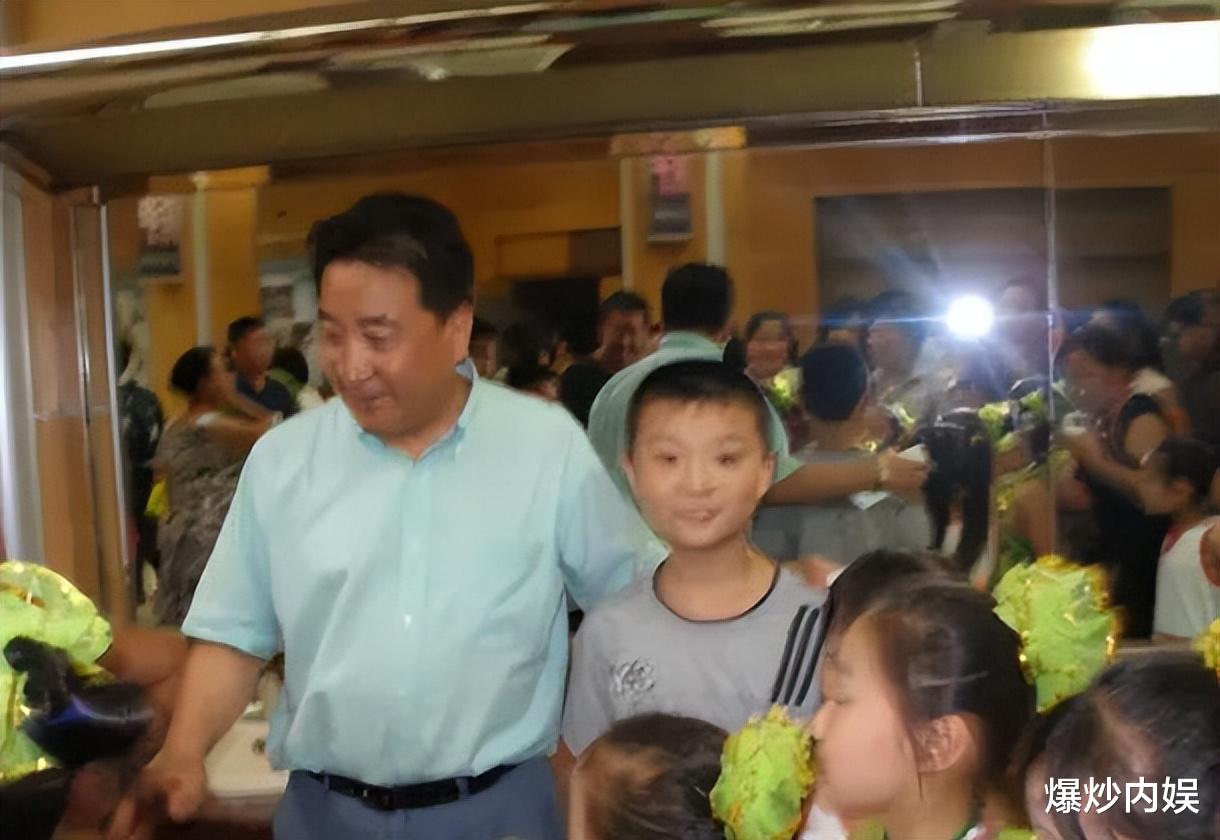 24年前要给姜昆养老的“孤儿”，如今成就狠狠打了姜昆亲闺女的脸