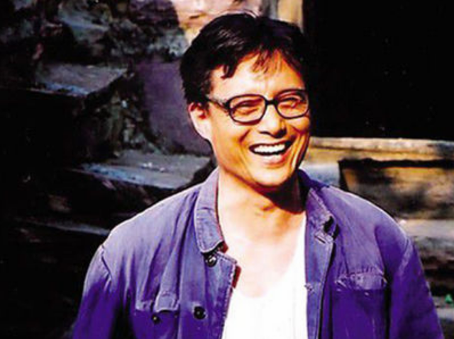 他被谢霆锋打成重伤,发妻6次流产绝情离开,现在街头卖卤肉为生