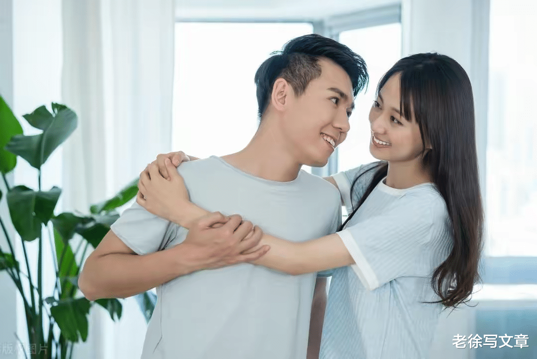 出差时，女同事害怕要跟我住一间，发现她的秘密后，她跟我表白了
