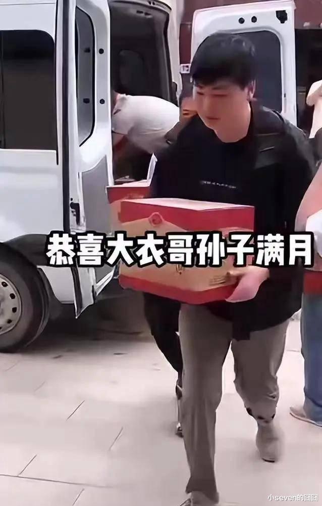 陈亚男后悔了!大衣哥孙子办满月宴,陈亚男却发视频说想哭一场