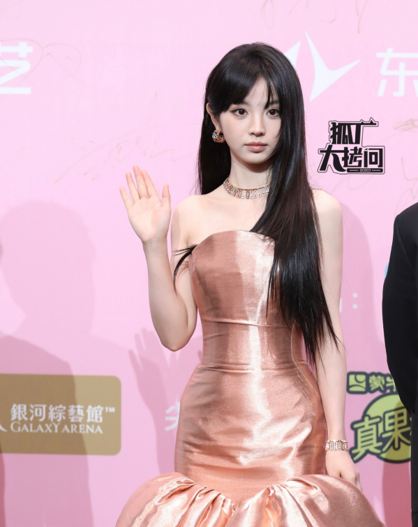 爱奇艺尖叫之夜:虞书欣全场最亮眼,白鹿魔鬼身材,李沁胖了