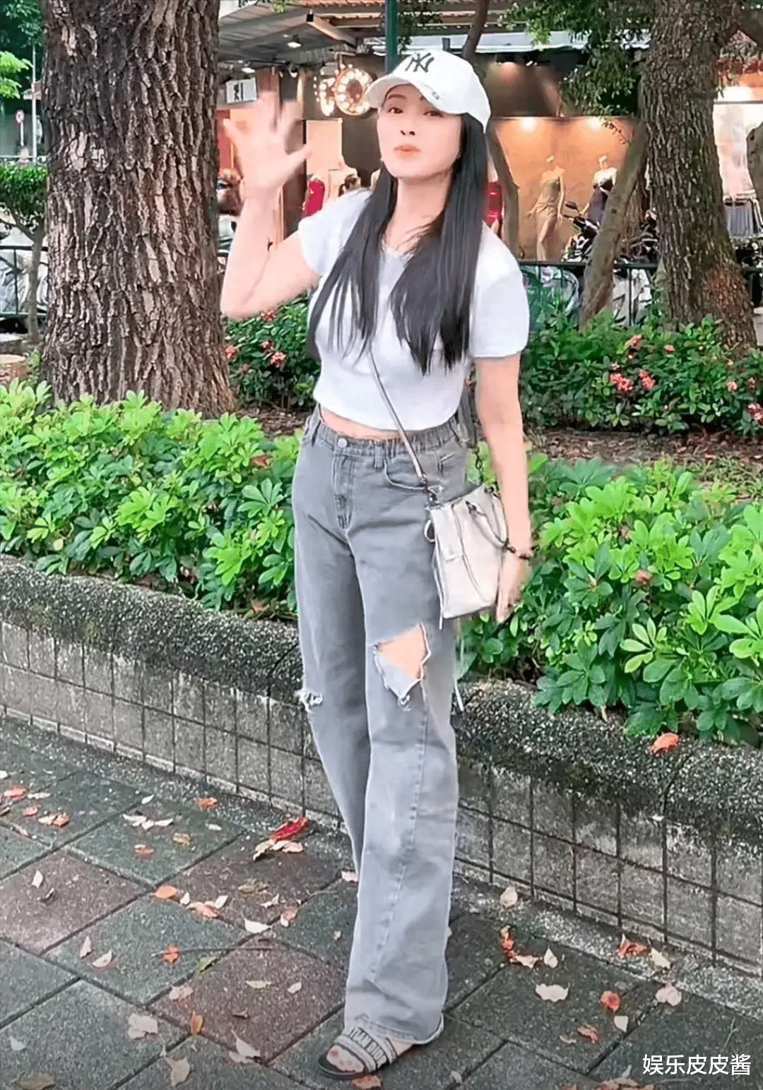 56岁伊能静带女儿回娘家!母女逛街吃路边摊,背影如同姐妹