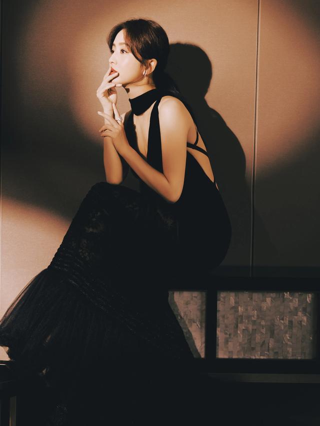 佟丽娅,深V黑裙丫丫的美丽真是绝了