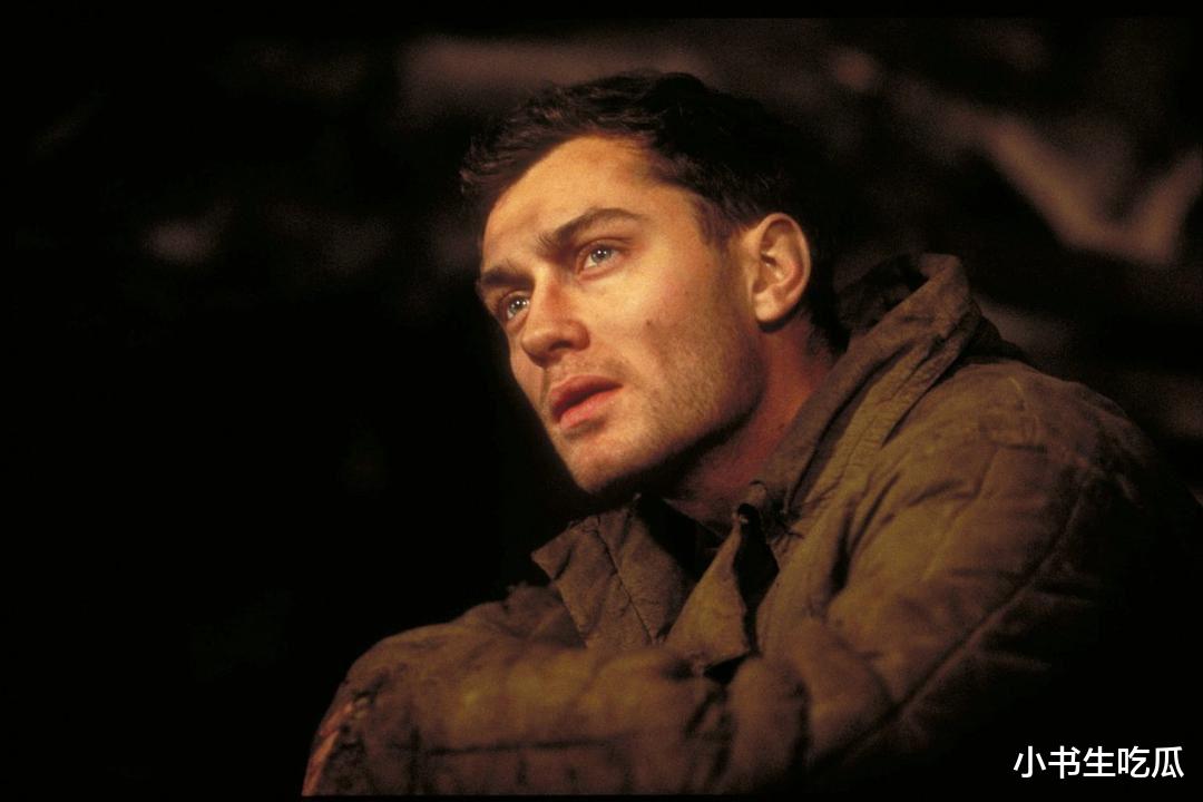 裘德洛真的是不抗老,和妻子像两代人,还好女儿遗传他的高颜值