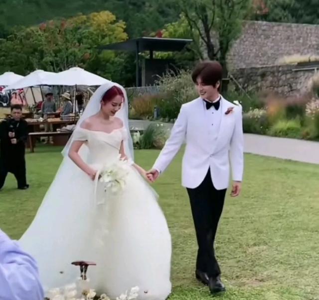 昨天才结婚,今天就来助阵了,网友:王栎鑫酒还没醒嘘嘘就上班了