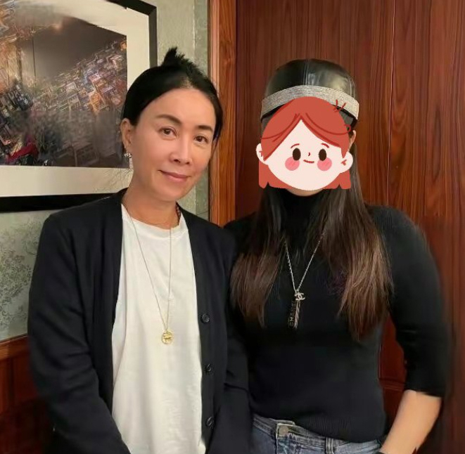 那英近照曝光，与友人喝酒聚餐，穿着素雅面容倦怠，此前遭网暴半年多