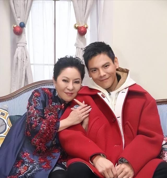 向佐过分了，从灵隐寺回来在上海街头男扮女装被保安驱赶有伤风化