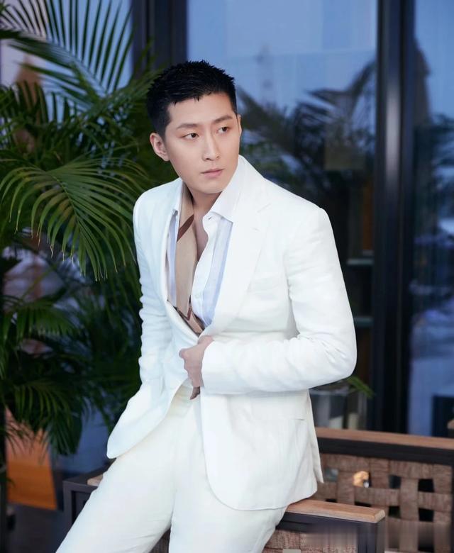 来看看两位型男男演员，行走的荷尔蒙男人味十足，演技精湛。