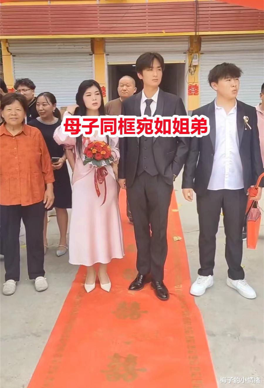 河南85年女子升级当婆婆，一身粉色气质出众，和儿子同框宛如姐弟