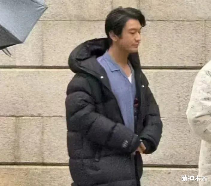 面对央视镜头,赵丽颖化淡妆、唐嫣戴帽子,相差4岁状态不一样