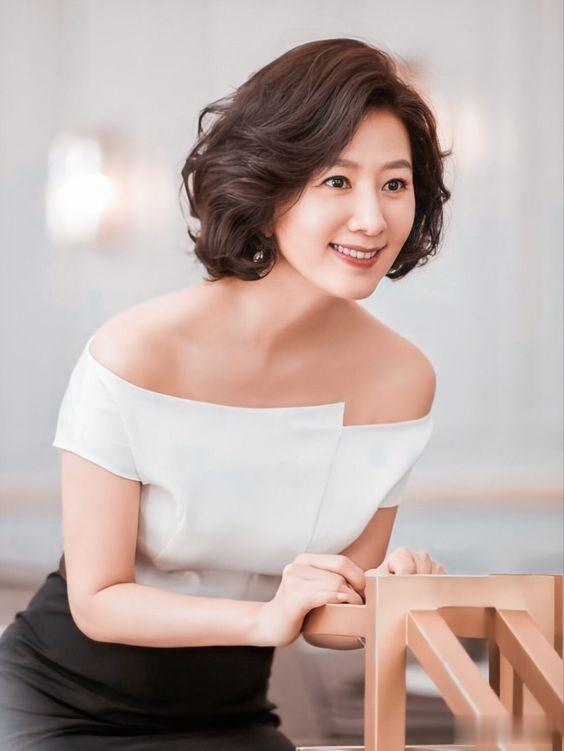 中老年女性别再烫小卷了，这些发型才是最好的选择，不老气显气质