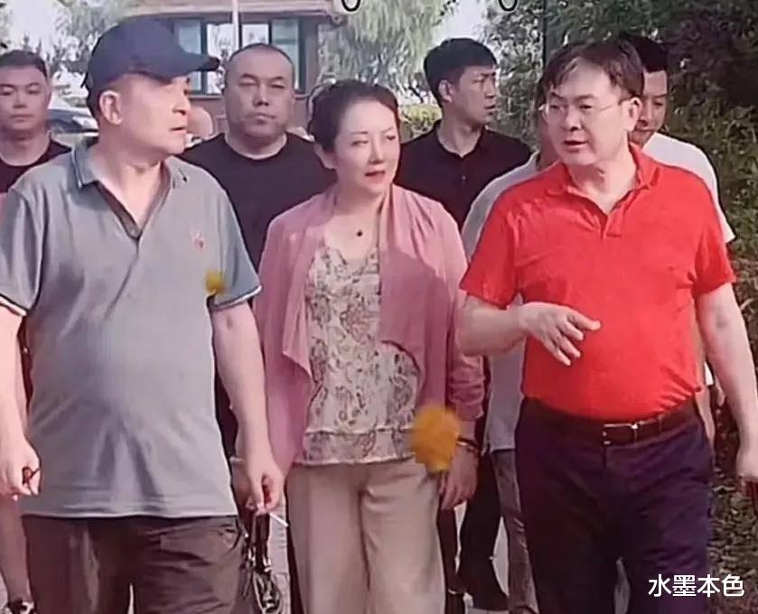 65岁毕姥爷“老来得子”！二婚老婆照片曝光，年轻漂亮还是教授